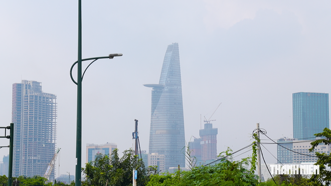 Bầu trời TP.HCM mờ đục, t&agrave;i xế c&ocirc;ng nghệ lo h&iacute;t bụi suốt ng&agrave;y ngo&agrave;i đường - Ảnh 3.
