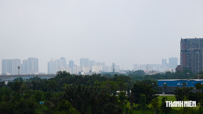 Bầu trời TP.HCM mờ đục, t&agrave;i xế c&ocirc;ng nghệ lo h&iacute;t bụi suốt ng&agrave;y ngo&agrave;i đường - Ảnh 4.