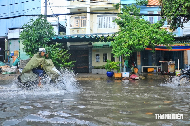 Mưa lớn ở TP.HCM chiều nay 22.10: Khu d&acirc;n cư ngập nặng, nước đen ng&ograve;m - Ảnh 10.