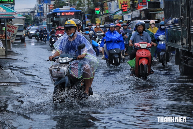 Mưa lớn ở TP.HCM chiều nay 22.10: Khu d&acirc;n cư ngập nặng, nước đen ng&ograve;m - Ảnh 7.