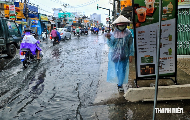 Mưa lớn ở TP.HCM chiều nay 22.10: Khu d&acirc;n cư ngập nặng, nước đen ng&ograve;m - Ảnh 6.