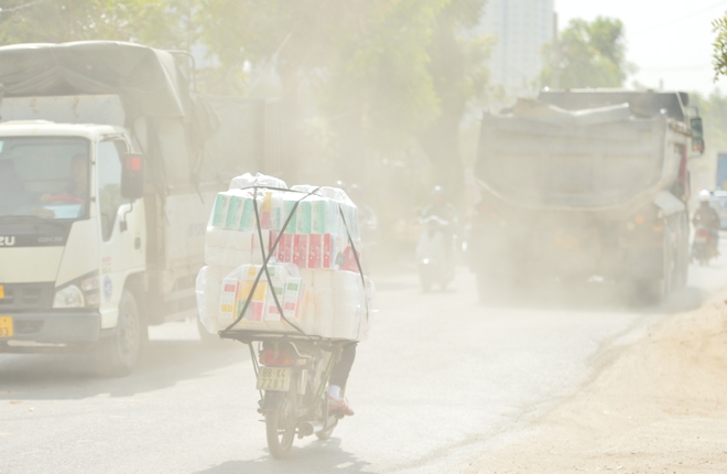 Bụi bay mù mịt trên dự án đường 70 mở rộng- Ảnh 4.