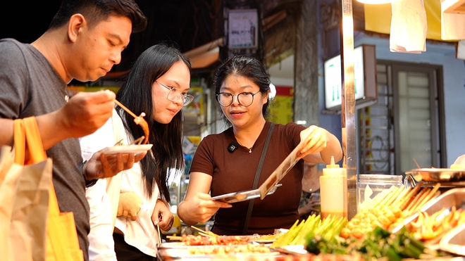Tiểu thương chợ Hồ Thị Kỷ bắn tiếng Anh như gió, có người nói 2-3 thứ tiếng- Ảnh 1.