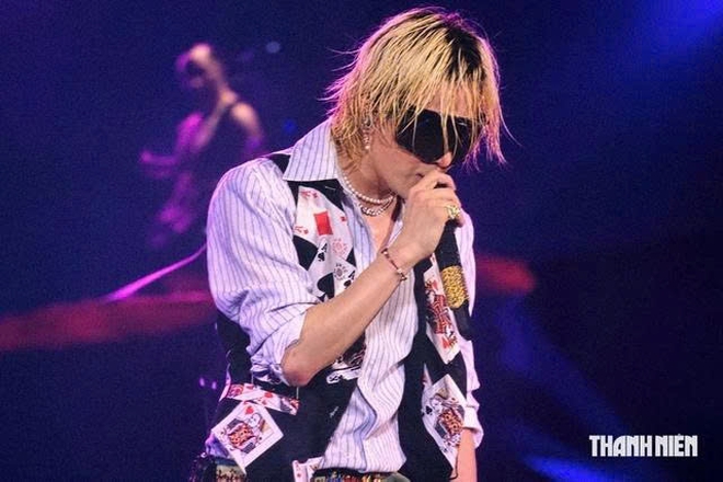 BigBang quỳ gối cảm ơn khán giả Việt sau đêm diễn ở Hà Nội - Ảnh 2.