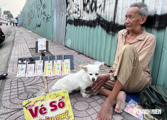 Vé số trăm nghìn tỉ, ai chia sẻ rủi ro với người bán dạo? - Ảnh 1.