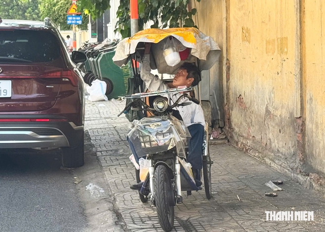 Vé số trăm nghìn tỉ, ai chia sẻ rủi ro với người bán dạo? - Ảnh 7.