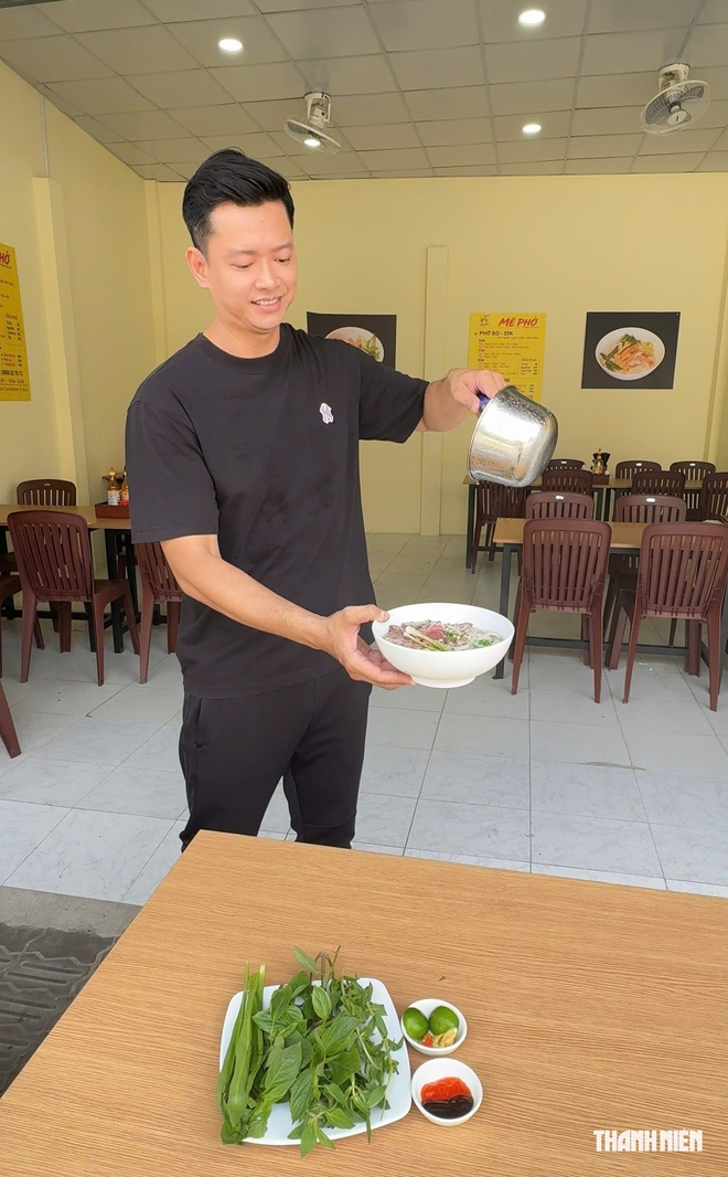 Người mẫu Hồ Đức Vĩnh mở quán phở bình dân sau 8 năm từ giã sàn diễn - Ảnh 3.
