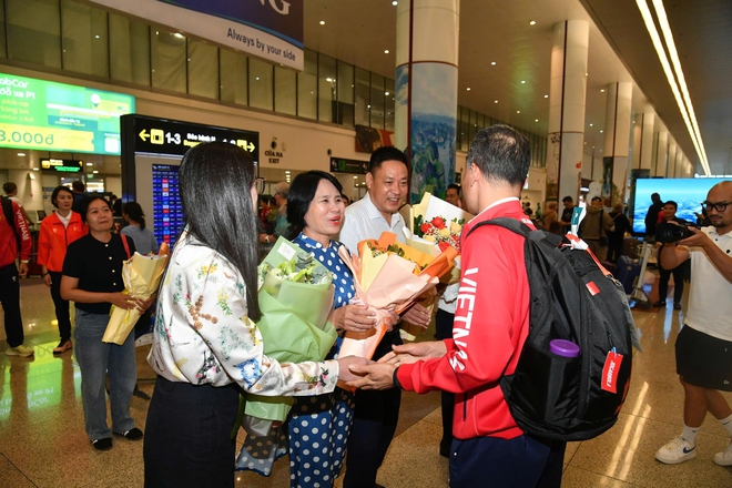 Các cô gái vàng cầu mây về nước sau tiếng vang lớn ở ASIAD 20 - Ảnh 1.