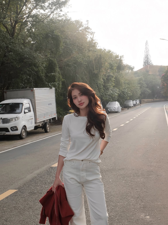 Ngắm thời trang đường phố qua những sắc trắng nổi bật - Ảnh 1.