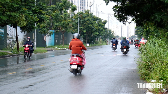 TP.HCM mát mẻ sau mưa sớm, người dân thong thả xuống phố ngày chủ nhật - Ảnh 1.