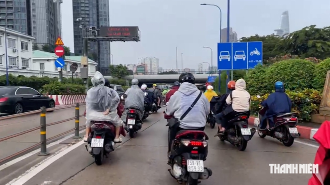 TP.HCM mát mẻ sau mưa sớm, người dân thong thả xuống phố ngày chủ nhật - Ảnh 2.