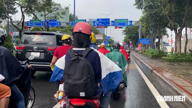 TP.HCM mát mẻ sau mưa sớm, người dân thong thả xuống phố ngày chủ nhật - Ảnh 3.