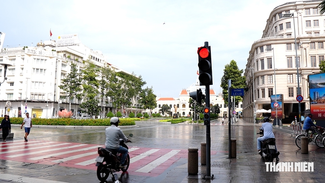 TP.HCM mát mẻ sau mưa sớm, người dân thong thả xuống phố ngày chủ nhật - Ảnh 11.