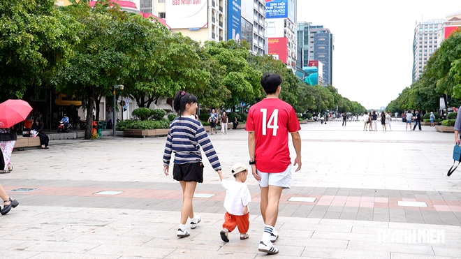 TP.HCM mát mẻ sau mưa sớm, người dân thong thả xuống phố ngày chủ nhật - Ảnh 6.
