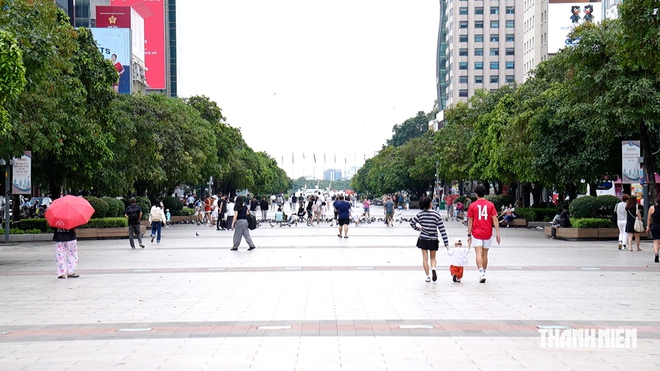 TP.HCM mát mẻ sau mưa sớm, người dân thong thả xuống phố ngày chủ nhật - Ảnh 5.