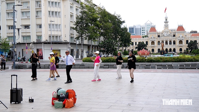 TP.HCM mát mẻ sau mưa sớm, người dân thong thả xuống phố ngày chủ nhật - Ảnh 4.