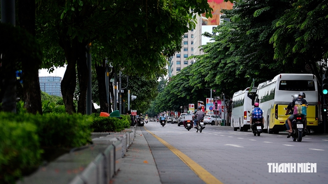 TP.HCM mát mẻ sau mưa sớm, người dân thong thả xuống phố ngày chủ nhật - Ảnh 9.