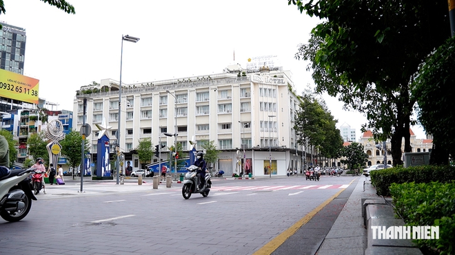 TP.HCM mát mẻ sau mưa sớm, người dân thong thả xuống phố ngày chủ nhật - Ảnh 10.