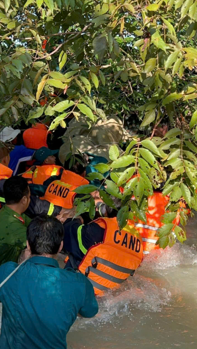 Nước lũ cuốn trôi 2 người đi cắm trại, một người tử vong - Ảnh 3.