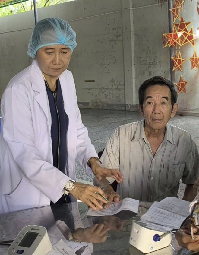 Ấm &aacute;p nghĩa t&igrave;nh trong chuyến kh&aacute;m bệnh ở T&acirc;n Ph&uacute; Trung - Ảnh 4.