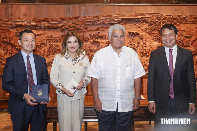 Tổng thống Panama c&ugrave;ng phu nh&acirc;n tham quan Văn Miếu - Quốc Tử Gi&aacute;m - Ảnh 8.
