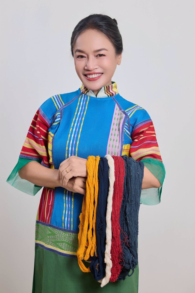 B&agrave; B&iacute;ch của 'Hương vị t&igrave;nh th&acirc;n' trẻ trung hơn nhờ thời trang - Ảnh 1.