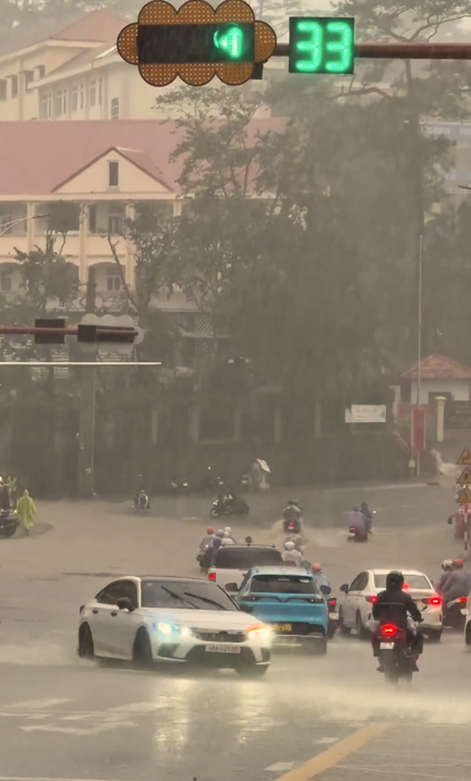 Vì sao Đà Lạt mưa lớn ngập nhanh, nước cũng rút nhanh?- Ảnh 8.