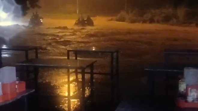C&aacute;t đỏ lại tr&agrave;n xuống cửa ng&otilde; Mũi N&eacute;, cuốn tr&ocirc;i người đi xe m&aacute;y- Ảnh 6.