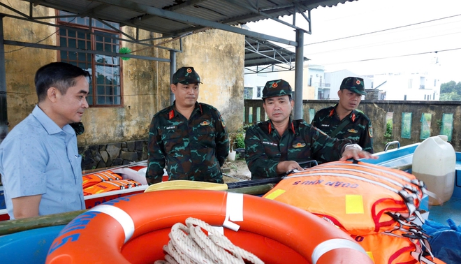 Đà Nẵng mưa lớn, quân đội bố trí lực lượng ứng trực các điểm xung yếu- Ảnh 4.