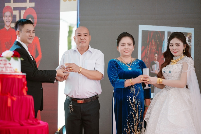 Khoảnh khắc ngọt ngào của Hoài Lâm bên vợ kém 9 tuổi - Ảnh 9.