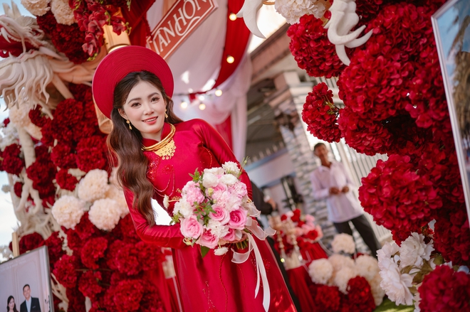 Khoảnh khắc ngọt ngào của Hoài Lâm bên vợ kém 9 tuổi - Ảnh 1.