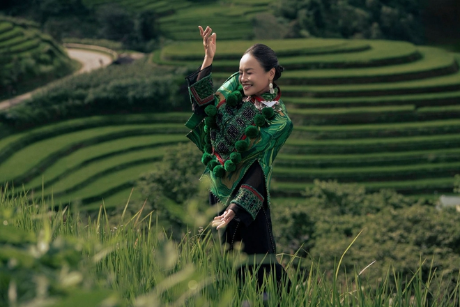 B&agrave; B&iacute;ch của 'Hương vị t&igrave;nh th&acirc;n' trẻ trung hơn nhờ thời trang - Ảnh 4.