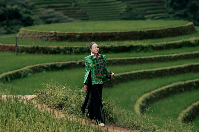 B&agrave; B&iacute;ch của 'Hương vị t&igrave;nh th&acirc;n' trẻ trung hơn nhờ thời trang - Ảnh 3.
