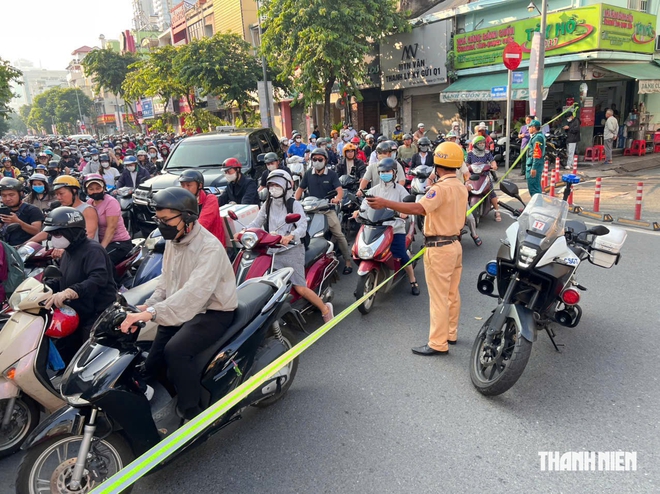 Cây to bật gốc chắn ngang đường Đinh Tiên Hoàng ở TP.HCM, nhiều người thoát nạn- Ảnh 3.
