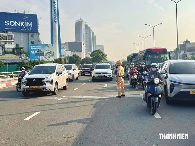 Cây to bật gốc chắn ngang đường Đinh Tiên Hoàng ở TP.HCM, nhiều người thoát nạn- Ảnh 2.