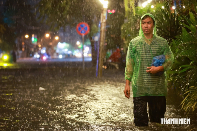 Nhiều tuyến đường TP.HCM đang ngập nặng: Trời tối sầm, mưa rất lớn từ giờ tan tầm - Ảnh 15.