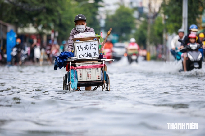Đường ngập từ chiều qua tới sáng nay ở TP.HCM: Nhiều người ướt quần áo đi làm - Ảnh 14.