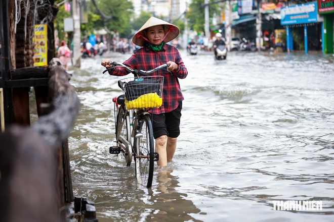 Đường ngập từ chiều qua tới sáng nay ở TP.HCM: Nhiều người ướt quần áo đi làm - Ảnh 15.