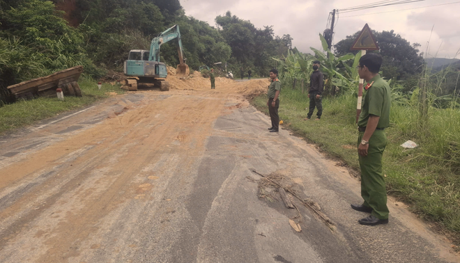 Thông tuyến đèo Đa Mi sau sạt lở, tiếp tục dọn đất đá - Ảnh 2.