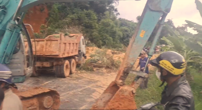 Thông tuyến đèo Đa Mi sau sạt lở, tiếp tục dọn đất đá - Ảnh 5.