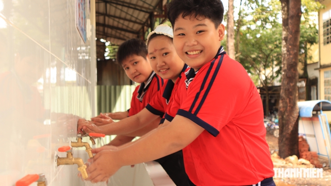 Khánh thành nhà vệ sinh, xóa cảnh học sinh phải nín nhịn đi vệ sinh - Ảnh 11.