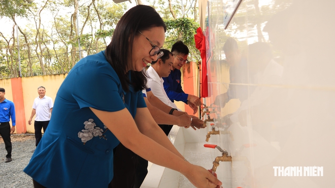 Khánh thành nhà vệ sinh, xóa cảnh học sinh phải nín nhịn đi vệ sinh - Ảnh 8.