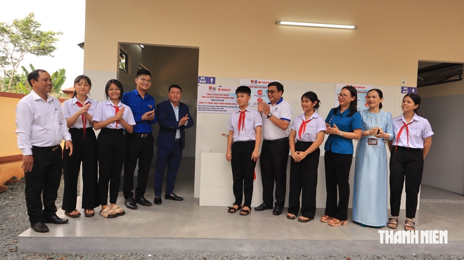 Khánh thành nhà vệ sinh, xóa cảnh học sinh phải nín nhịn đi vệ sinh - Ảnh 2.