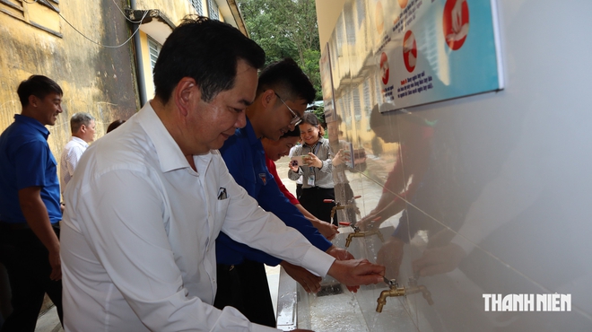 Khánh thành nhà vệ sinh, xóa cảnh học sinh phải nín nhịn đi vệ sinh - Ảnh 9.
