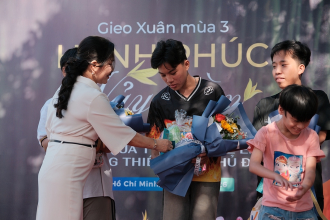 Sinh nhật chỉ nhận tiếng cười v&agrave; những c&aacute;i &ocirc;m- Ảnh 2.