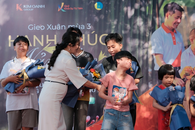 Sinh nhật chỉ nhận tiếng cười v&agrave; những c&aacute;i &ocirc;m- Ảnh 3.