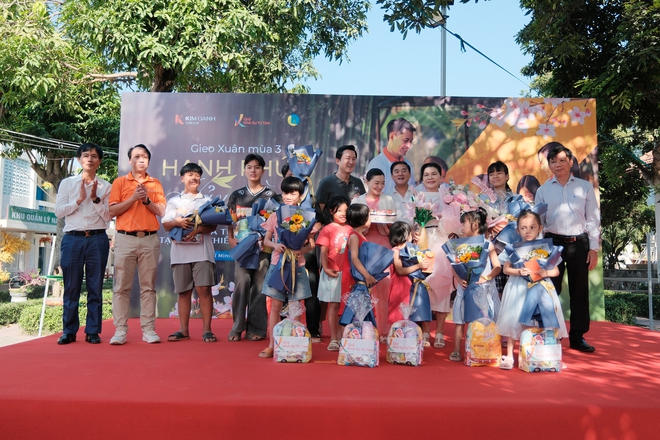 Sinh nhật chỉ nhận tiếng cười v&agrave; những c&aacute;i &ocirc;m- Ảnh 4.