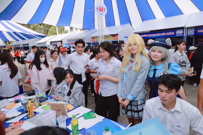 Tư vấn m&ugrave;a thi 2026 tại Kh&aacute;nh H&ograve;a: S&ocirc;i động kh&ocirc;ng gian trải nghiệm ng&agrave;nh nghề- Ảnh 7.