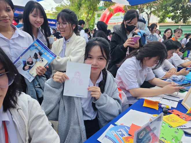 Tư vấn m&ugrave;a thi 2026 tại Kh&aacute;nh H&ograve;a: S&ocirc;i động kh&ocirc;ng gian trải nghiệm ng&agrave;nh nghề- Ảnh 8.