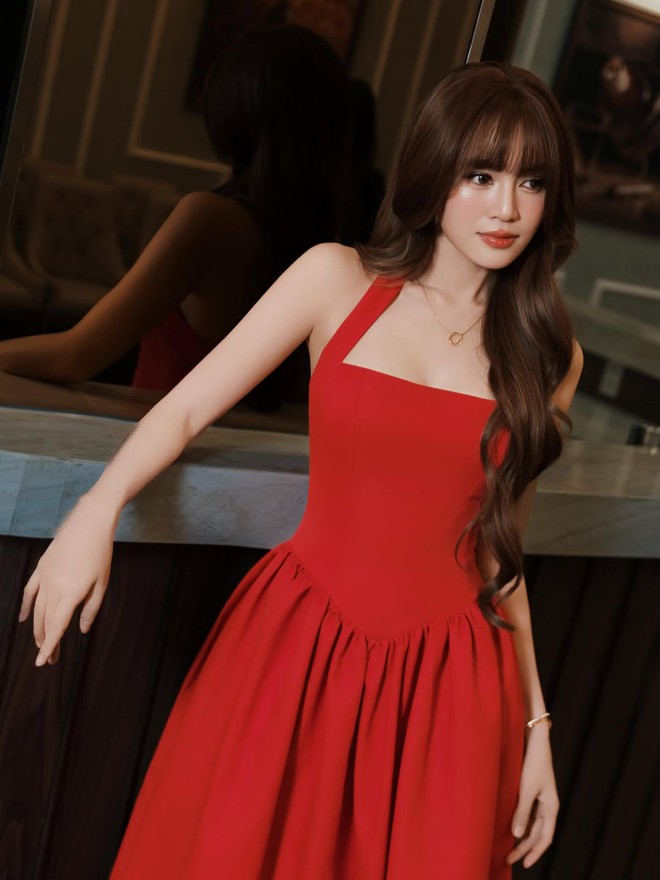 Váy đỏ ngày Tết mang ý nghĩa may mắn và khí chất rạng rỡ đầu xuân  - Ảnh 1.